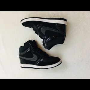 NIKE WOMEN’S SKI HIGH DUNK BLACK SIZE 9